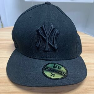 New York Yankees "Black on Black" fitted hat New Era 59fifty
